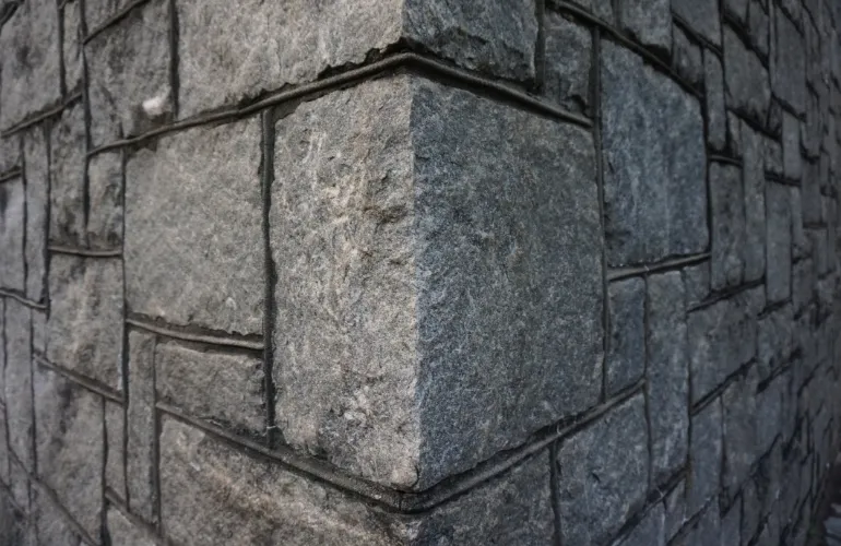 Róg kamiennej ściany