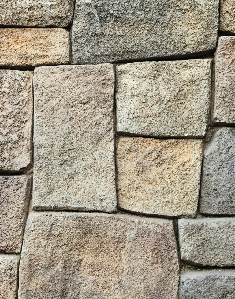 Kamienie wewnątrz ściany